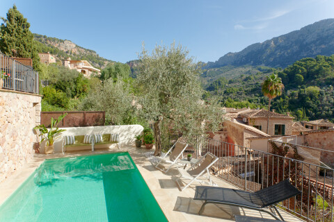 Perfect holiday home with a pool in Fornalutx