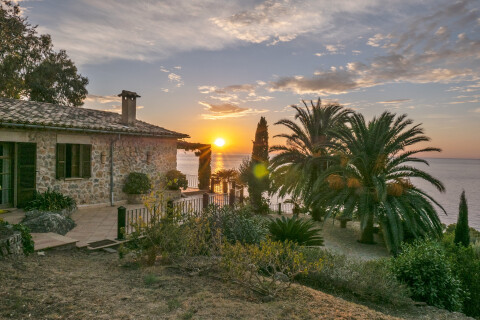 A magical position with private walking access to the sea  