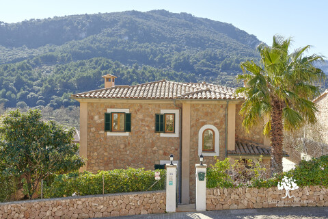 Walking distance to Valldemossa with a pool and 365 day rental license